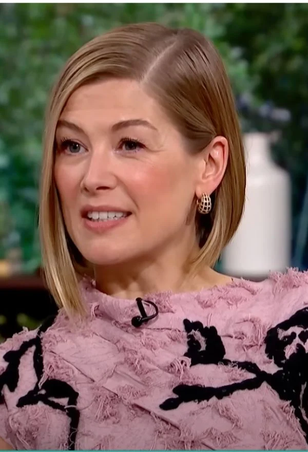 Rosamund Pike wearing Nada Ghazal jewelry